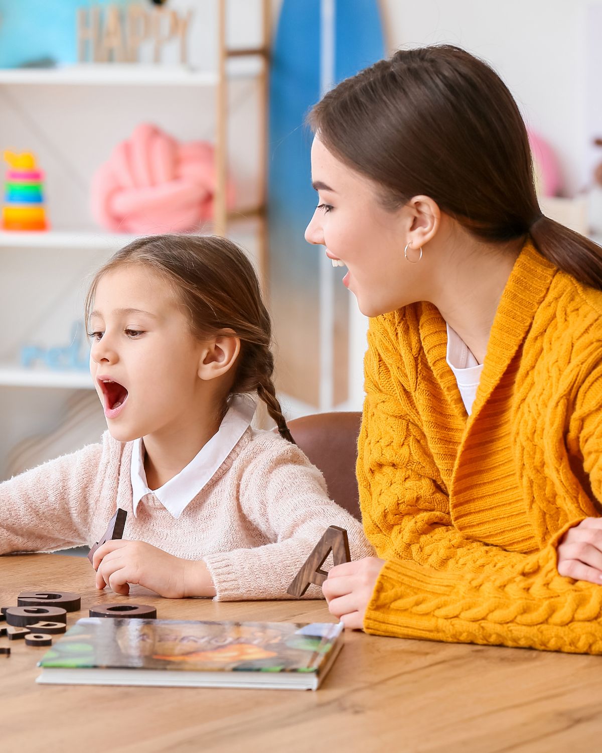 Criança em atendimento de fonoaudiologia infantil na Clínica NeuroVoz